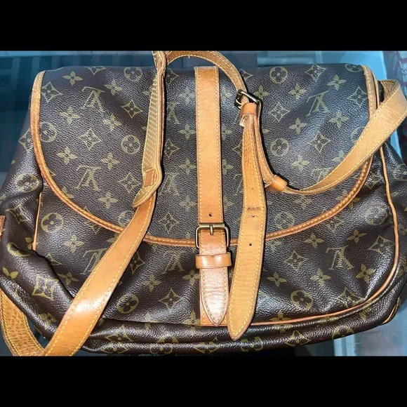 Authentic Beautiful Louis Vuitton Saumur 35 Shoulder Bag. - Picture 3 of 16